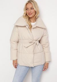 Born2be - Jasnobeżowa Kurtka Wiązana w Pasie z Szerokim Kołnierzem i Pikowaniem Ramella. Okazja: na co dzień. Kolor: beżowy. Materiał: jeans, tkanina. Sezon: zima, jesień. Styl: klasyczny, casual, elegancki #1