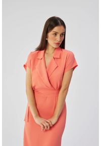 Stylove - Elegancka sukienka z kołnierzem pomarańczowa. Okazja: na co dzień. Kolor: pomarańczowy, różowy. Materiał: guma, tkanina, elastan. Typ sukienki: kopertowe, proste. Styl: elegancki. Długość: midi