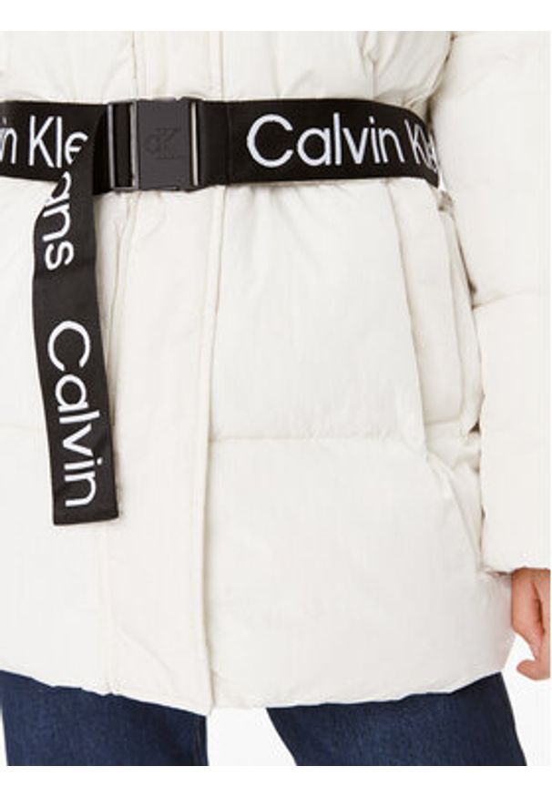 Calvin Klein Jeans Kurtka zimowa J20J221903 Biały Relaxed Fit. Kolor: biały. Materiał: syntetyk. Sezon: zima