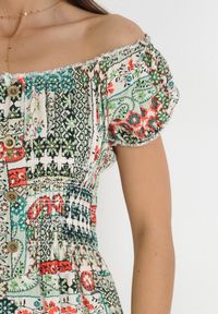 Born2be - Jasnozielona Bawełniana Sukienka Midi z Hiszpańskim Dekoltem i Gumkami w Pasie Brinlee. Typ kołnierza: dekolt hiszpanka. Kolor: zielony. Materiał: bawełna. Wzór: aplikacja. Sezon: wiosna, lato. Długość: midi #2