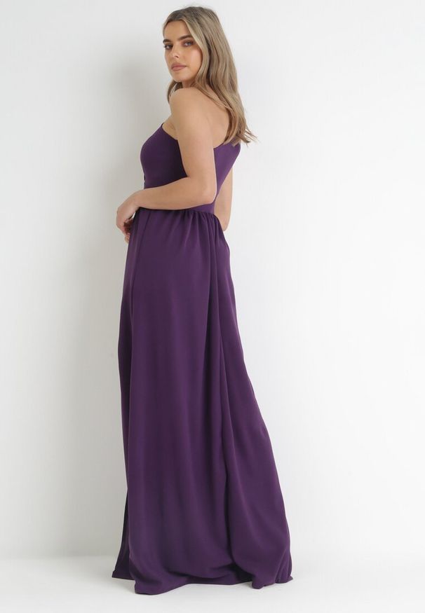 Born2be - Ciemnofioletowa Sukienka Maxi Na Jedno Ramię z Rozcięciem na Dole Jasminta. Okazja: na ślub cywilny, na wesele, na imprezę. Kolekcja: dla wysokich. Kolor: fioletowy. Długość rękawa: bez rękawów. Wzór: aplikacja. Typ sukienki: asymetryczne. Styl: elegancki. Długość: maxi