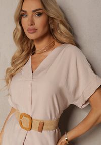 Renee - Jasnobeżowa Sukienka z Wiskozy z Trójkątnym Dekoltem i Paskiem z Plecionki Diremia. Okazja: na co dzień. Kolekcja: plus size. Kolor: beżowy. Materiał: wiskoza. Długość rękawa: krótki rękaw. Typ sukienki: proste, dla puszystych. Styl: casual #4