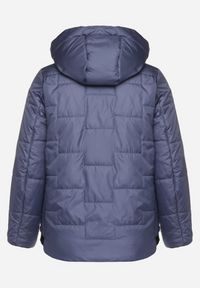 Born2be - Niebieska Pikowana Kurtka z Kapturem i Ozdobnymi Suwakami Tulirisa. Okazja: na co dzień. Typ kołnierza: kaptur. Kolekcja: plus size. Kolor: niebieski. Materiał: jeans. Styl: casual, sportowy #5