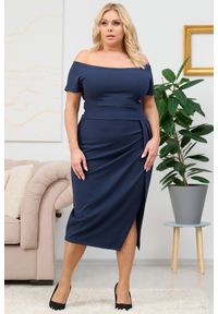 KARKO - Sukienka ekskluzywna hiszpanka DELICJA long plus size efektowne rozcięcie granatowa PROMOCJA. Okazja: na karnawał, na spotkanie biznesowe, na wesele, do pracy, na studniówkę, na ślub cywilny. Typ kołnierza: dekolt hiszpanka. Kolekcja: plus size. Kolor: niebieski. Materiał: skóra, dzianina, poliester, materiał, elastan. Długość rękawa: krótki rękaw. Typ sukienki: dla puszystych. Styl: klasyczny, biznesowy, wizytowy, elegancki. Długość: midi #1