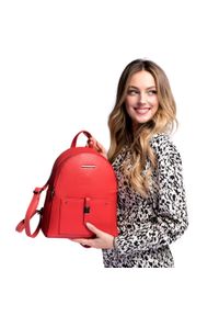Wittchen - Damski plecak z kieszenią z przodu. Kolor: czerwony. Materiał: skóra ekologiczna. Wzór: paski, aplikacja. Styl: elegancki #6