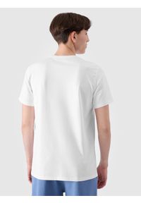 4f - T-shirt regular z nadrukiem męski - biały. Okazja: na co dzień. Kolor: biały. Materiał: jersey, dzianina, bawełna. Długość rękawa: krótki rękaw. Długość: krótkie. Wzór: nadruk. Styl: casual, klasyczny, sportowy