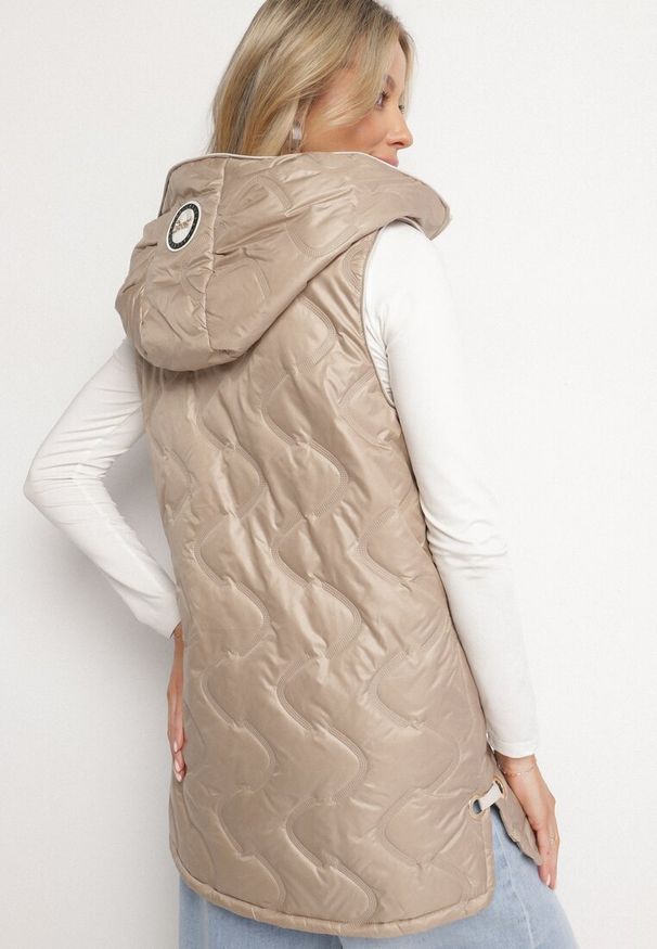 Born2be - Ciemnobeżowa Kamizelka Pikowana z Kapturem i Wsuwanymi Kieszeniami Ravloti. Okazja: na co dzień, na spotkanie biznesowe, do pracy. Typ kołnierza: kaptur. Kolor: beżowy. Styl: biznesowy, casual