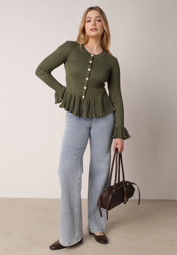 Born2be - Zielony Elegancki Kardigan z Wiskozy z Falbankami i Guzikami z Cyrkoniami Orsea. Okazja: na co dzień. Typ kołnierza: kołnierz z falbankami. Kolor: zielony. Materiał: wiskoza. Wzór: aplikacja. Styl: elegancki