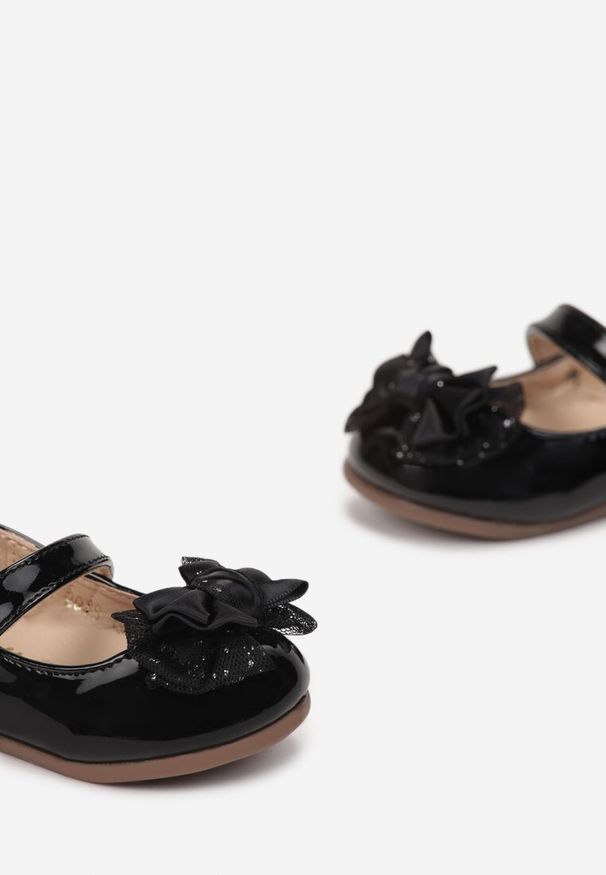 Born2be - Czarne Balerinki Oreithosa. Nosek buta: okrągły. Zapięcie: pasek. Kolor: czarny. Materiał: materiał, lakier. Wzór: aplikacja. Styl: elegancki