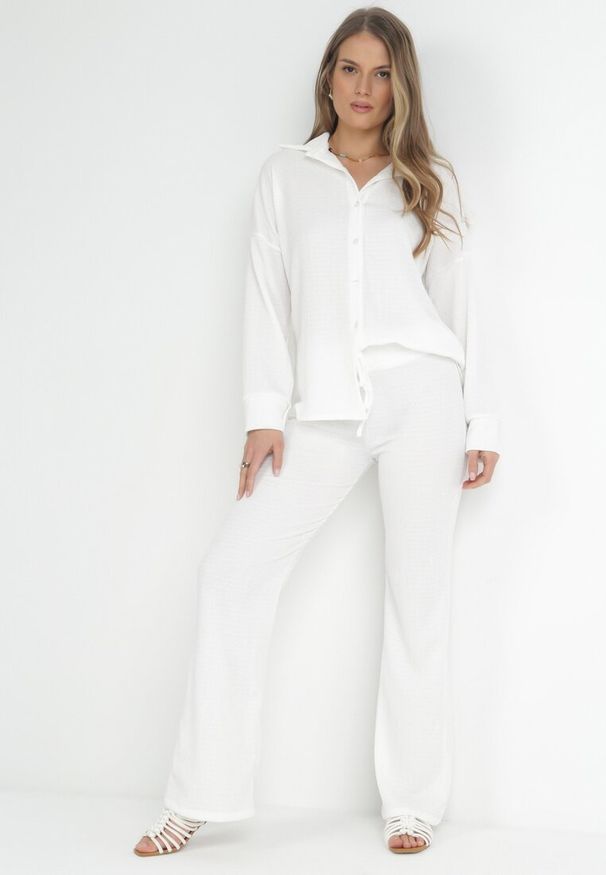 Born2be - Biały 2-częściowy Komplet z Koszulą i Spodniami z Tłoczonej Tkaniny Benneta. Kolor: biały. Materiał: tkanina