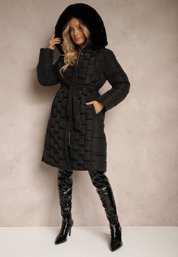 Renee - Czarna Kurtka z Pikowanymi Przeszyciami i Odpinanym Kapturem z Futrem Wiązana w Talii Zairira. Okazja: na co dzień. Kolor: czarny. Materiał: futro. Styl: elegancki, casual