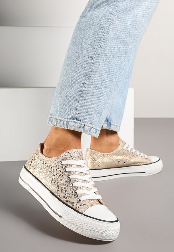 Renee - Złote Wężowe Brokatowe Trampki z Napisem i Niską Cholewką Borlevi. Okazja: na co dzień. Wysokość cholewki: przed kostkę. Zapięcie: sznurówki. Kolor: złoty. Materiał: jeans. Szerokość cholewki: normalna. Wzór: napisy. Styl: casual, klasyczny