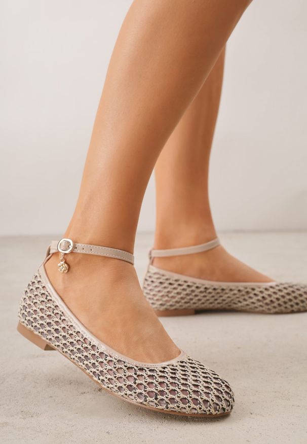 Renee - Jasnobeżowe Balerinki ze Skórzaną Wkładką i Metaliczną Ozdobą Dorialori. Zapięcie: sprzączka. Kolor: beżowy. Materiał: skóra. Wzór: aplikacja. Styl: elegancki