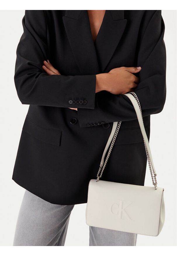 Calvin Klein Jeans Torebka Sculpted Ew Flap Conv Chain LV04K3035G Biały. Kolor: biały. Materiał: skórzane