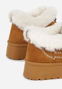 Born2be - Brązowe Śniegowce na Grubej Podeszwie z Ozdobnymi Przeszyciami i Futerkiem Lindera. Okazja: na co dzień. Kolor: brązowy. Materiał: futro. Styl: casual #3
