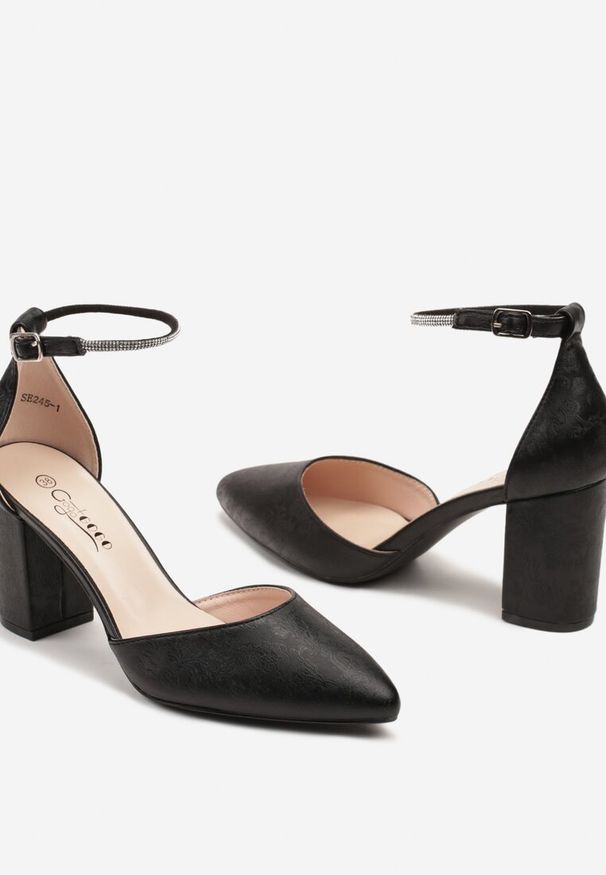 Born2be - Czarne Czółenka na Obcasie Ozdobione Paskiem Tiennea. Okazja: na spotkanie biznesowe. Zapięcie: pasek. Kolor: czarny. Wzór: aplikacja. Obcas: na obcasie. Styl: klasyczny, biznesowy. Wysokość obcasa: średni