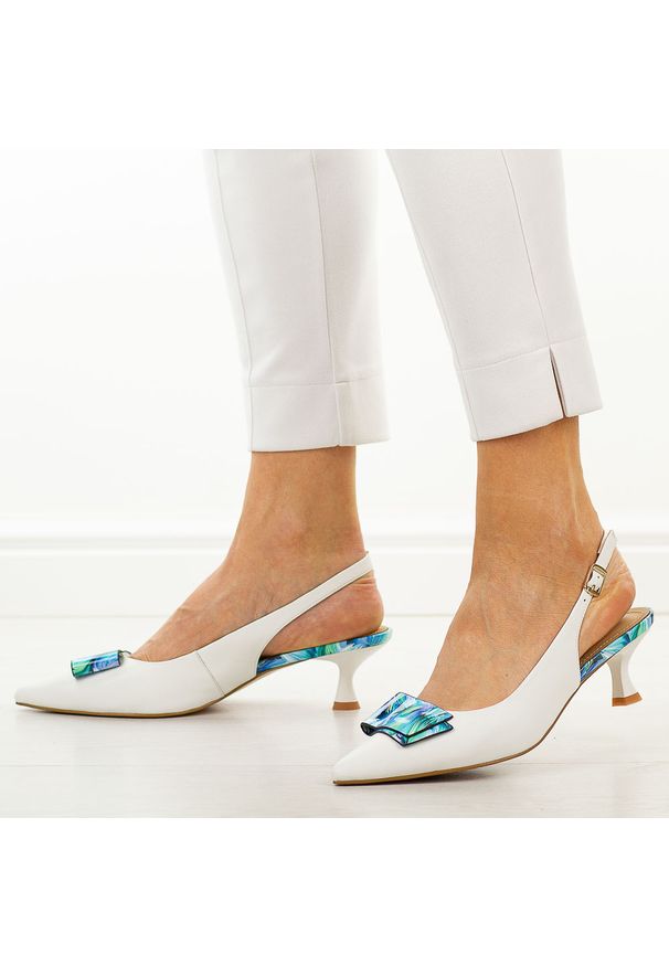 Białe skórzane sandały damskie DiA 2006. Okazja: na wesele, na ślub cywilny. Kolor: biały. Materiał: skóra. Wzór: kolorowy, aplikacja. Sezon: wiosna, lato. Obcas: na obcasie. Styl: klasyczny, elegancki. Wysokość obcasa: średni