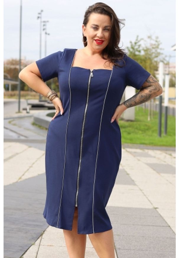 KARKO - A Sukienka wysmuklająca zdobiona srebrną lamówką z zamkiem NORA granatowa PROMOCJA. Okazja: na spotkanie biznesowe, na randkę. Typ kołnierza: dekolt w karo. Kolor: niebieski, srebrny, wielokolorowy. Materiał: wiskoza, skóra, dzianina, poliester, elastan. Długość rękawa: krótki rękaw. Wzór: aplikacja. Typ sukienki: dopasowane, ołówkowe, proste. Styl: klasyczny, biznesowy, elegancki. Długość: midi