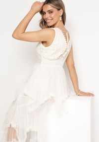 Born2be - Beżowa Sukienka z Kopertowym Dekoltem Wiązaniem na Plecach i Asymetrycznym Dołem z Siateczki Helolla. Okazja: na co dzień. Typ kołnierza: dekolt kopertowy. Kolor: beżowy. Materiał: jeans. Typ sukienki: asymetryczne, kopertowe. Styl: casual, elegancki #5