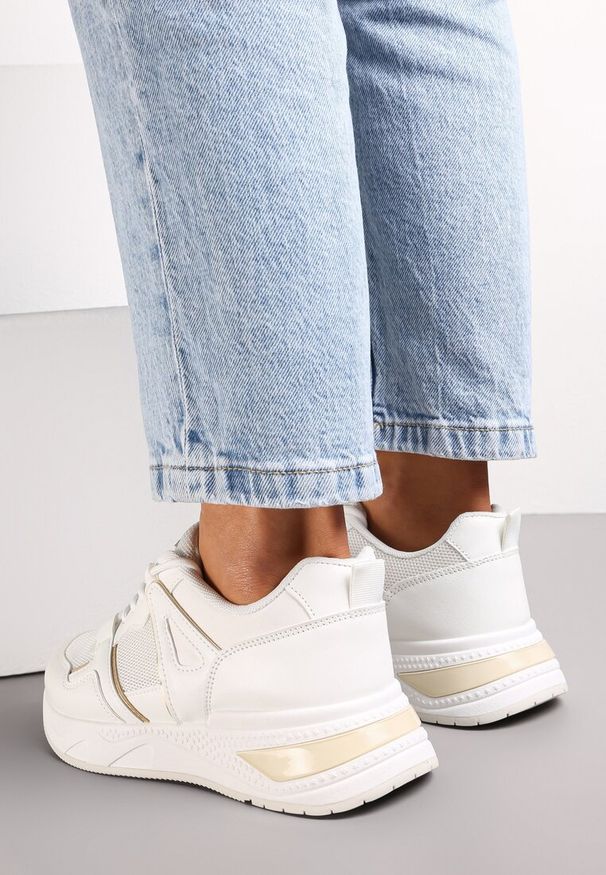 Renee - Białe Sneakersy na Ozdobnej Podeszwie ze Sznurowaniem Clarie. Kolor: biały