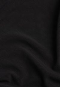 Renee - Czarna Siateczkowa Bluzka Longsleeve z Golfem o Dopasowanym Kroju Yenlea. Typ kołnierza: golf. Kolor: czarny. Materiał: skóra, materiał. Długość rękawa: długi rękaw #6