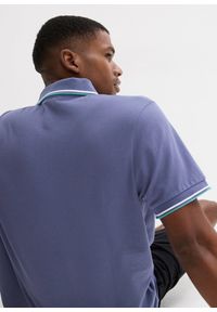 bonprix - Koszulka polo z czystej bawełny organicznej piqué. Typ kołnierza: polo. Kolor: niebieski. Materiał: bawełna. Długość rękawa: krótki rękaw. Długość: krótkie. Wzór: nadruk. Styl: sportowy #3