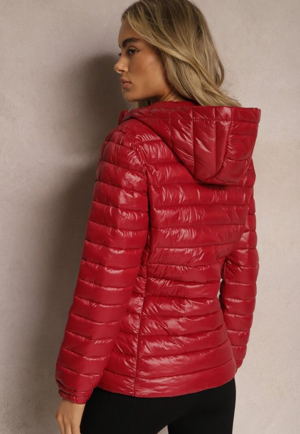 Renee - Bordowa Pikowana Kurtka z Odpinanym Kapturem Telianna. Kolor: czerwony. Styl: elegancki
