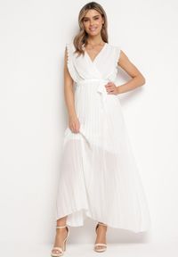Born2be - Biała Plisowana Sukienka Maxi Wiskozowa z Kopertowym Dekoltem i Falbankami Glimes. Typ kołnierza: kołnierz z falbankami. Kolor: biały. Materiał: wiskoza. Typ sukienki: kopertowe. Długość: maxi #5