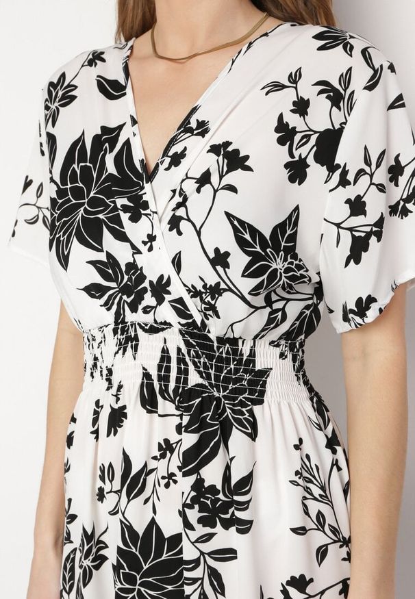 Born2be - Biało-Czarna Sukienka Długa z Kopertową Górą w Kwiatowy Print Solmare. Okazja: na co dzień, na randkę. Kolor: biały. Materiał: jeans. Długość rękawa: krótki rękaw. Wzór: nadruk, kwiaty. Typ sukienki: kopertowe. Styl: casual, elegancki, klasyczny. Długość: maxi