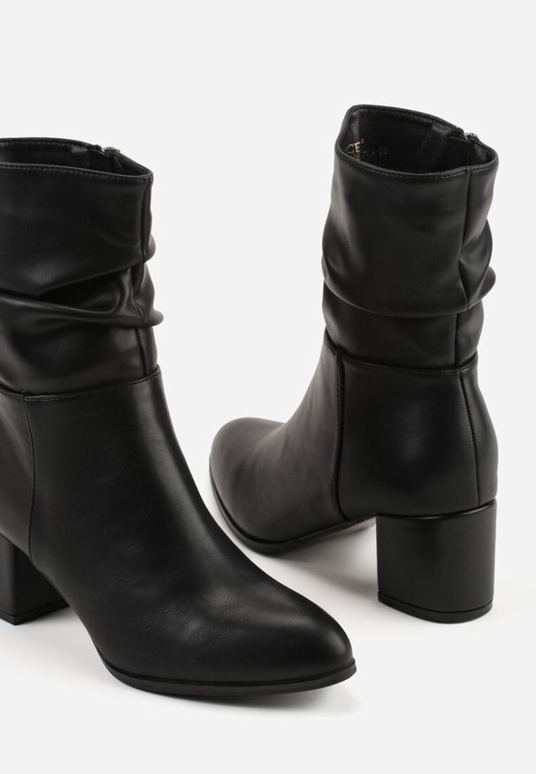 Renee - Czarne Marszczone Botki Vices na Słupkowym Obcasie Atevitta. Kolor: czarny. Materiał: koronka, futro. Szerokość cholewki: normalna. Obcas: na obcasie. Styl: elegancki. Wysokość obcasa: średni