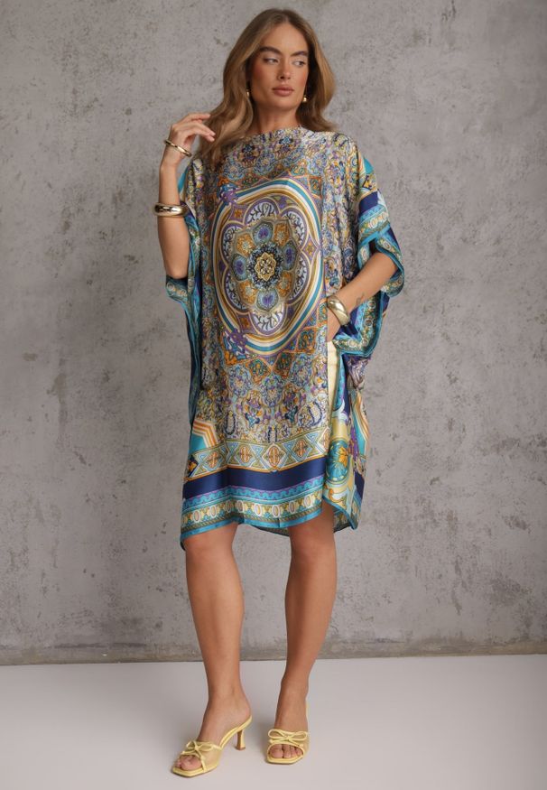 Renee - Niebieskie Satynowe Ponczo z Jedwabiem i Wiskozą w Stylu Boho Prixeis. Okazja: na co dzień. Kolor: niebieski. Materiał: wiskoza, jedwab, satyna. Wzór: nadruk. Styl: boho