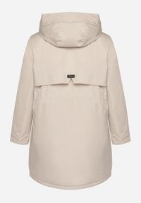 Born2be - Jasnobeżowa Kurtka Typu Parka z Kapturem i Podpinanymi Rękawami Falunea. Okazja: na co dzień, na spacer. Typ kołnierza: kaptur. Kolekcja: plus size. Kolor: beżowy. Materiał: jeans. Styl: klasyczny, sportowy, casual, elegancki
