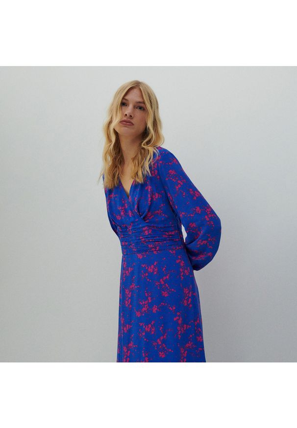 Reserved - Wzorzysta sukienka z wiskozy - Granatowy. Kolor: niebieski. Materiał: wiskoza