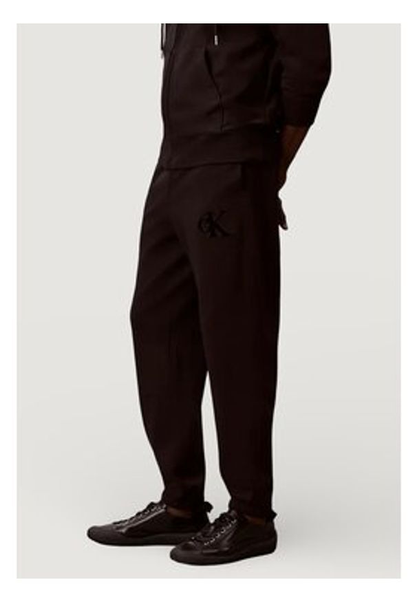 Calvin Klein Jeans Spodnie dresowe GSM LV04RD252G Czarny Regular Fit. Kolor: czarny. Materiał: bawełna