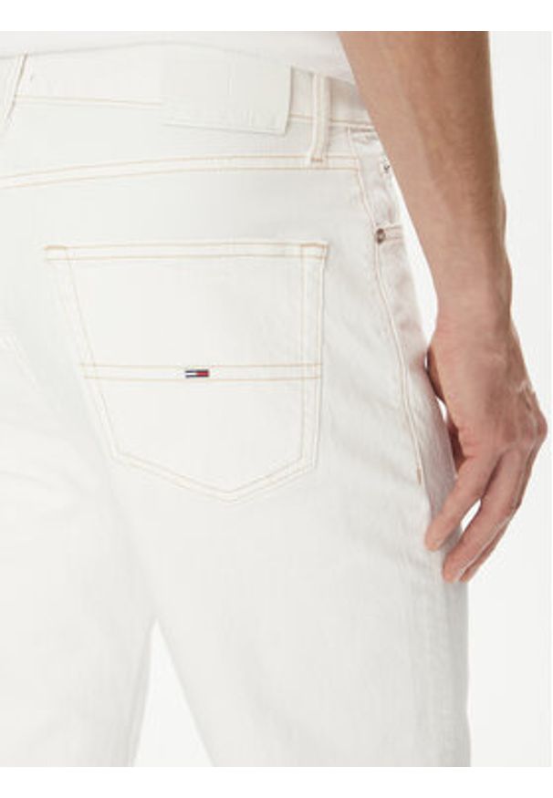 Tommy Jeans Szorty jeansowe Ryan DM0DM20956 Biały Regular Fit. Kolor: biały. Materiał: bawełna