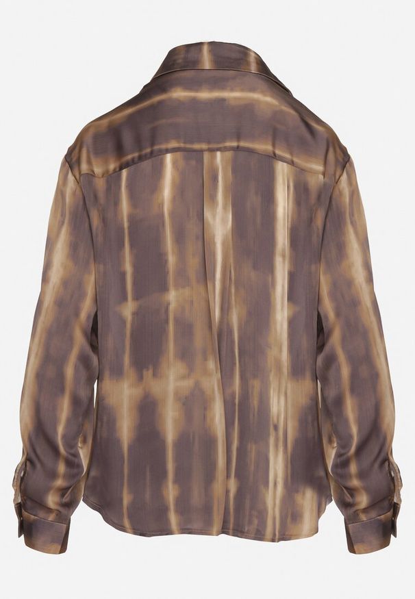 Born2be - Brązowa Koszula z Drapowaniem u Dołu i Podpinanymi Rękawami Estiria. Okazja: na co dzień, na spotkanie biznesowe. Typ kołnierza: kołnierzyk klasyczny. Kolor: brązowy. Materiał: jeans. Długość rękawa: długi rękaw. Długość: długie. Styl: biznesowy, klasyczny, casual, elegancki