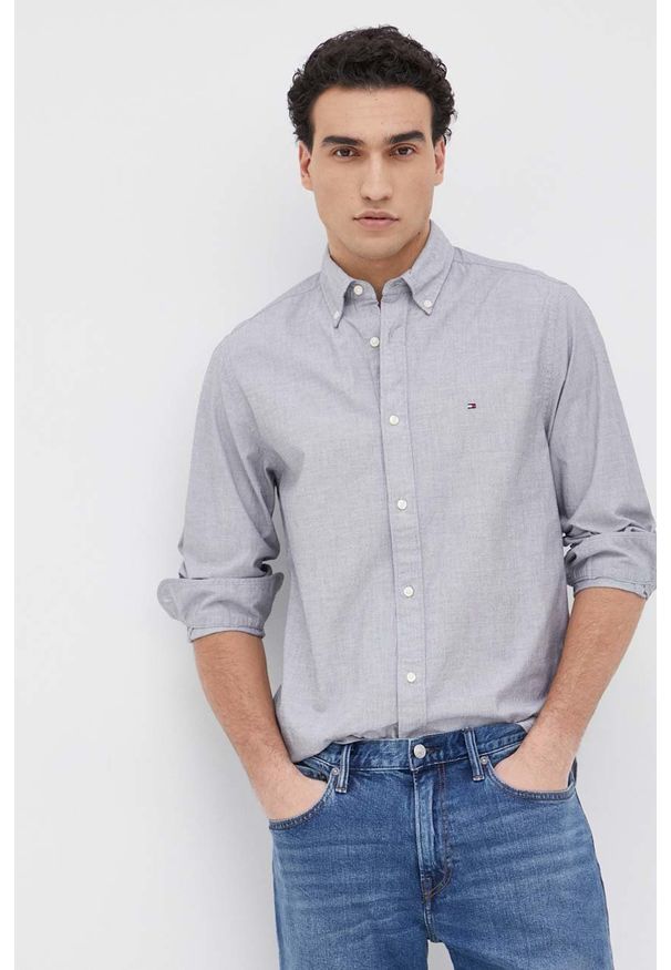 TOMMY HILFIGER - Tommy Hilfiger koszula bawełniana męska kolor szary regular z kołnierzykiem button-down. Typ kołnierza: button down. Kolor: szary. Materiał: bawełna. Długość rękawa: długi rękaw. Długość: długie. Wzór: aplikacja
