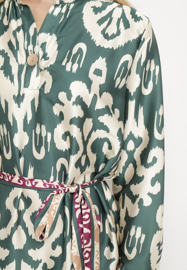 Born2be - Zielona Sukienka Satynowa o Pudełkowym Fasonie Wiązana w Talii w Ornamentalny Wzór Narosa. Okazja: na co dzień, na imprezę. Kolor: zielony. Materiał: satyna. Długość rękawa: długi rękaw. Styl: casual, elegancki