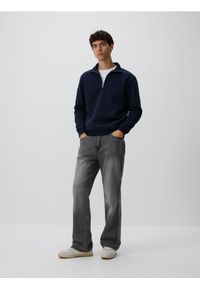 Reserved - Gładka bluza ze stójką - granatowy. Typ kołnierza: kołnierzyk stójkowy. Kolor: niebieski. Materiał: dzianina, bawełna. Wzór: gładki #1