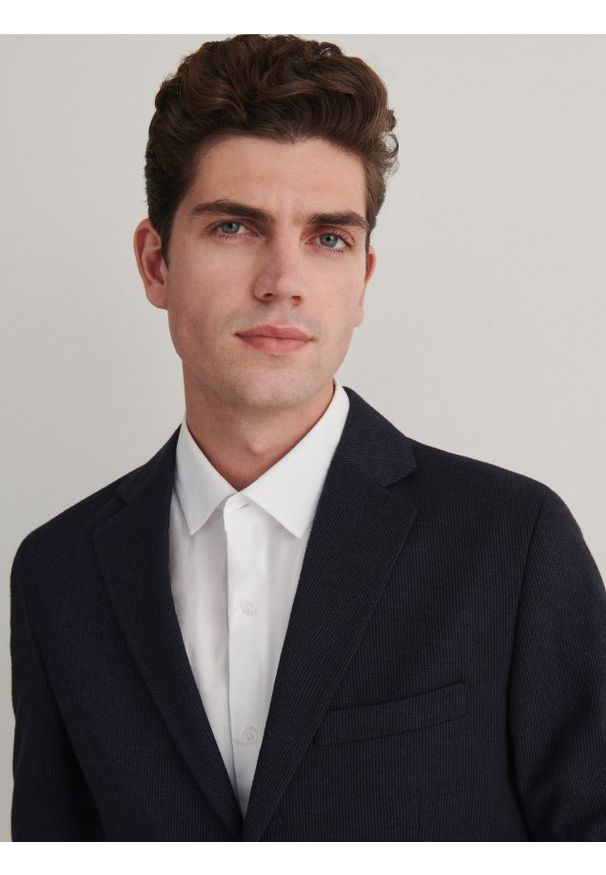 Reserved - Marynarka slim fit - granatowy. Kolor: niebieski. Materiał: wiskoza, tkanina