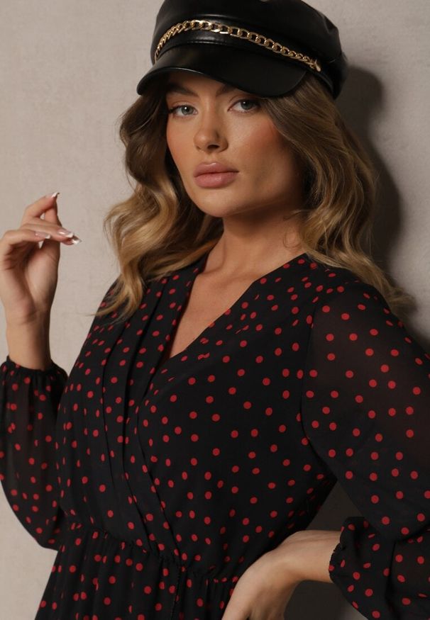 Renee - Czarno-Czerwona Asymetryczna Sukienka w Kropeczki o Kopertowym Kroju z Gumką w Talii Viradi. Okazja: na co dzień. Kolor: czarny. Materiał: tkanina. Wzór: kropki, aplikacja. Typ sukienki: kopertowe, asymetryczne. Styl: wizytowy, casual
