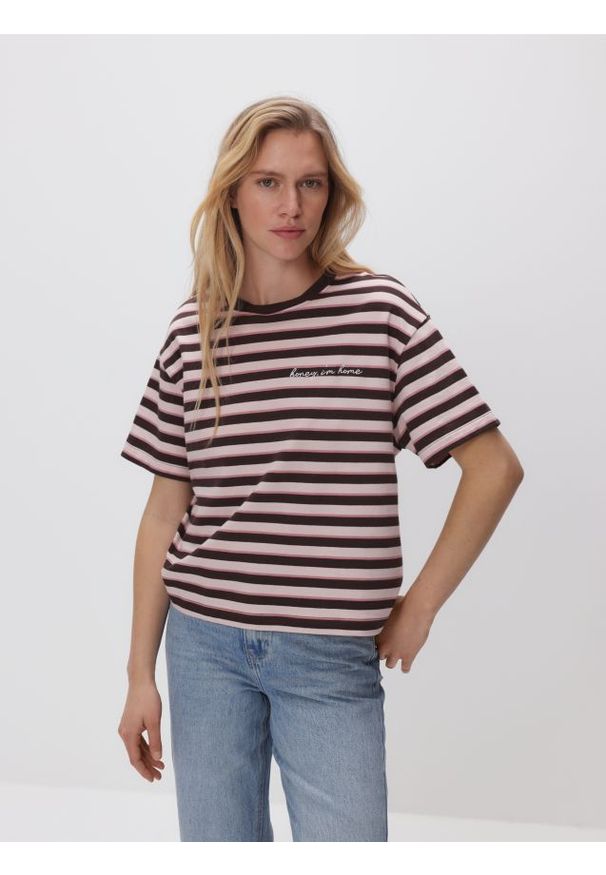 Reserved - T-shirt w paski z nadrukiem - pastelowy róż. Kolor: różowy. Materiał: dzianina, bawełna. Wzór: nadruk, paski