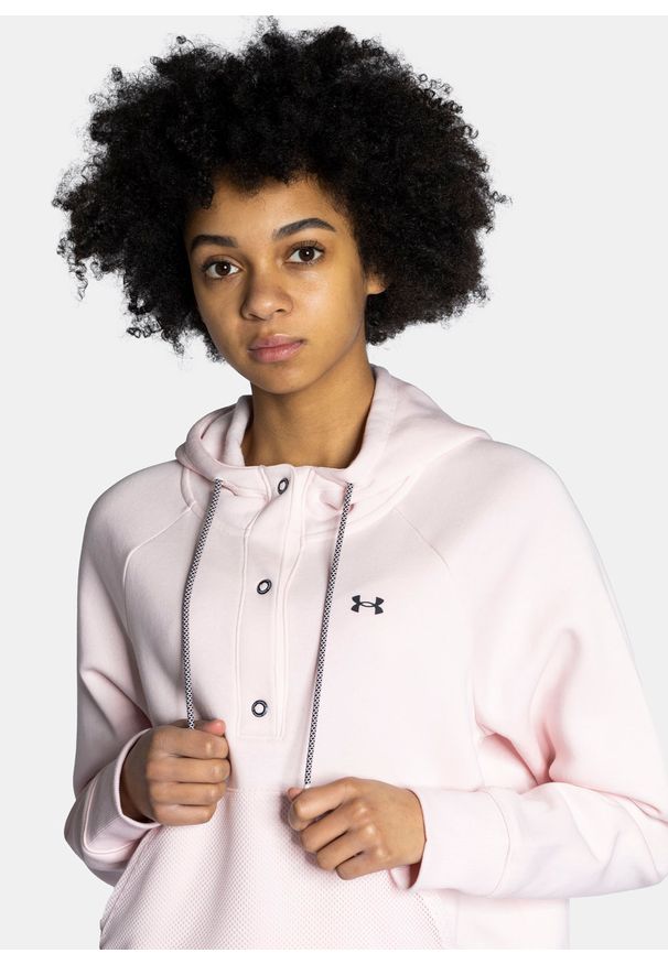 Bluza damska różowa Under Armour Rival Fleece Mesh Hoodie. Okazja: na co dzień. Kolor: różowy. Materiał: mesh. Długość rękawa: raglanowy rękaw. Styl: klasyczny, casual. Sport: fitness