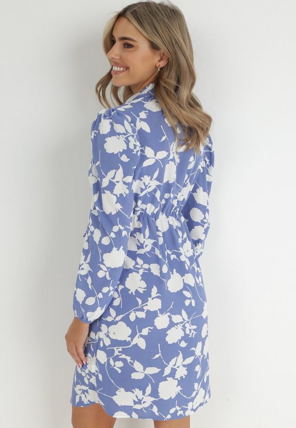 Born2be - Niebieska Sukienka Koszulowa z Wiązaniem Aieho. Kolor: niebieski. Długość rękawa: długi rękaw. Typ sukienki: koszulowe. Długość: mini