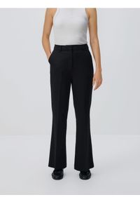 Reserved - Spodnie flare z kantem - czarny. Kolor: czarny. Materiał: wiskoza, tkanina #1