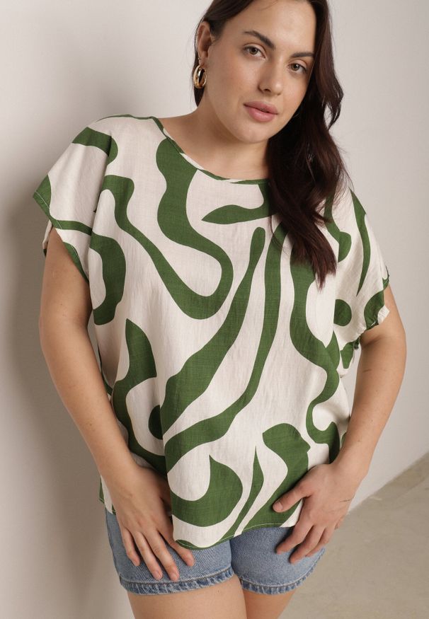 Born2be - Zielona Wiskozowa Bluzka Oversize z Krótkim Rękawem w Abstrakcyjny Wzór Ginedina. Okazja: do pracy, na co dzień, na spotkanie biznesowe. Kolor: zielony. Materiał: wiskoza. Długość rękawa: krótki rękaw. Długość: krótkie. Styl: elegancki, biznesowy, casual