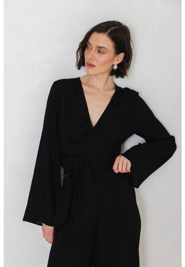 BLUZKA TAYLOR CZARNA M - Flawless. Typ kołnierza: dekolt kopertowy. Kolor: czarny. Styl: elegancki