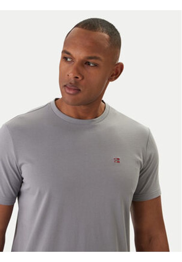 Napapijri T-Shirt Salis NP0A4H8D Szary Regular Fit. Kolor: szary. Materiał: bawełna
