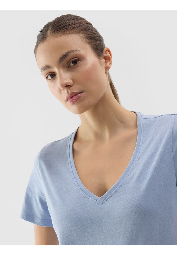 4f - 4F T-shirt gładki damski - niebieski S. Okazja: na co dzień. Typ kołnierza: dekolt w serek. Kolor: niebieski. Długość: krótkie. Wzór: gładki. Materiał: jersey, dzianina, bawełna. Długość rękawa: krótki rękaw. Sezon: lato. Styl: casual, sportowy
