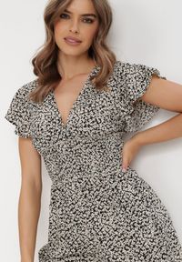 Born2be - Czarny Kombinezon Aedinna. Kolor: czarny. Materiał: wiskoza, tkanina, jeans. Długość rękawa: krótki rękaw. Długość: krótkie. Wzór: kwiaty #2